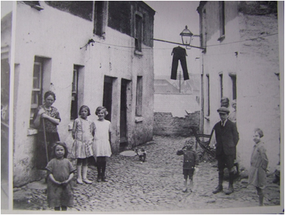 Laneway in early twentieth century Cork (source: Cork City Library)