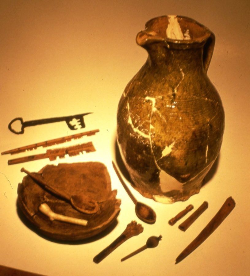 Saintonge Pottery and object (source: Cork City Museum)